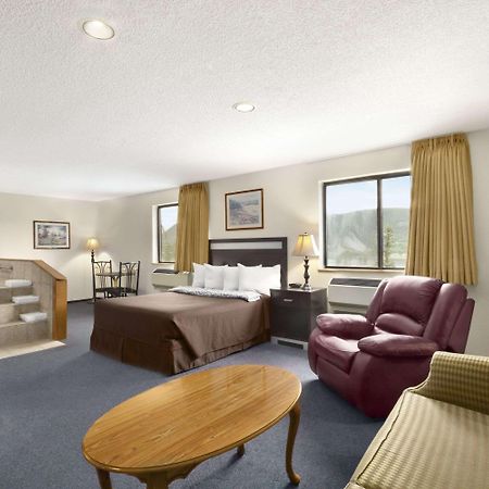 Super 8 By Wyndham Williams Lake Bc Екстериор снимка